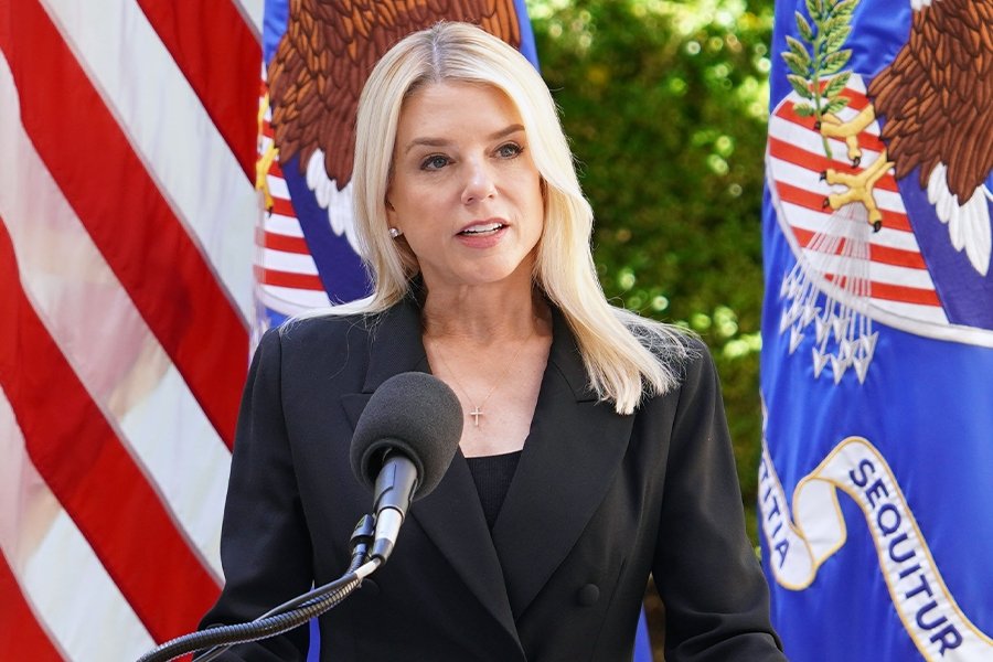 Trump o demite pe procurorul general al SUA, Pam Bondi