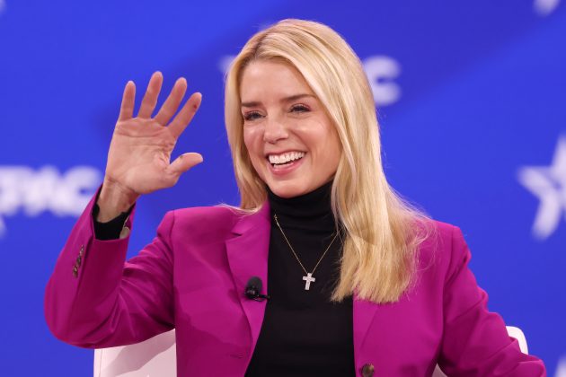 Trump a demis-o pe procurorul general al SUA, Pam Bondi