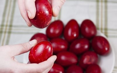 În prag de Paște, ouăle vopsite, simbolul sărbătorilor, stârnesc întrebări despre siguranța coloranților utilizați