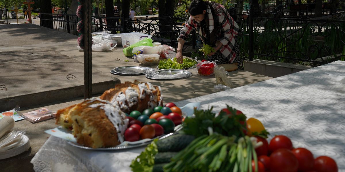 Paștele Blajinilor 2026: Ce trebuie să faci pentru sufletele celor adormiți. Obiceiuri respectate cu strictețe în toată țara