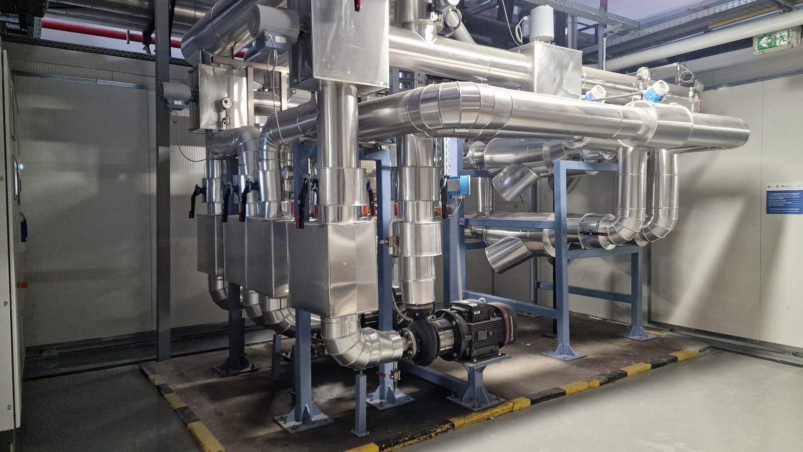 HEINEKEN România investește masiv în tehnologii verzi la fabricile din Craiova și Ungheni București, 13 decembrie 2025 – Fabricile HEINEKEN România din Craiova și Ungheni (județul Mureș) au finalizat un proiect major de investiții în tehnologii moderne, accelerând tranziția către o producție cu emisii reduse de carbon și optimizarea consumului de energie