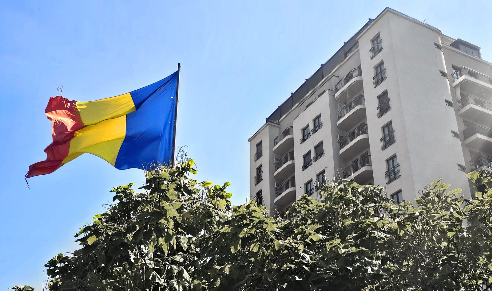 Prudența cumpărătorilor frânează piața, dar prețurile cresc în continuare Piața imobiliară rezidențială din România arată semne clare de răcire în primele luni ale anului 2026, cu un număr mai mic de tranzacții, dar cu prețuri care continuă să crească, în special în marile orașe