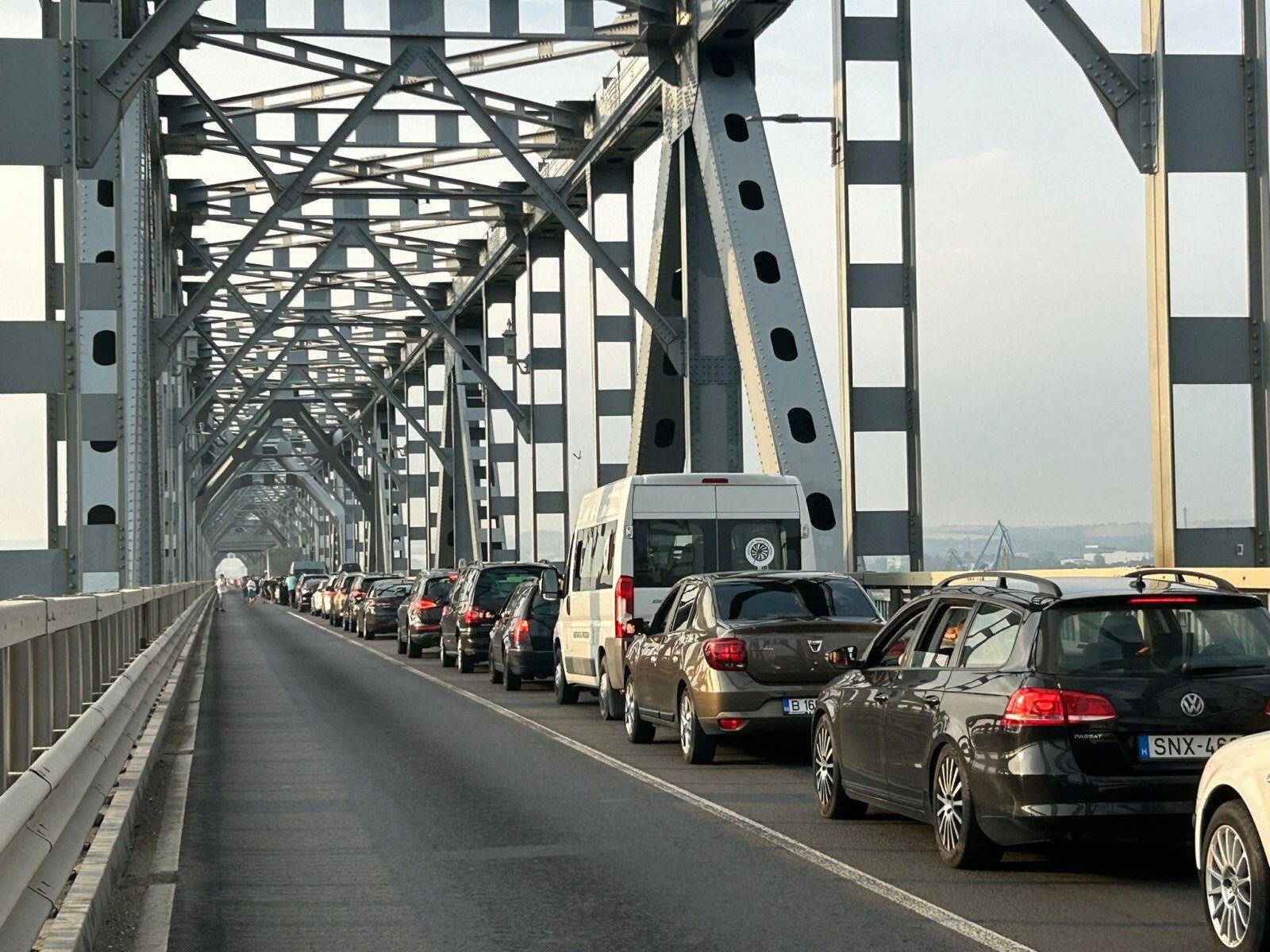 Prefectul Județului Giurgiu anunță măsuri pentru fluidizarea traficului la Podul Prieteniei Pentru a facilita traversarea frontierei în perioada sărbătorilor pascale, autoritățile au decis suspendarea restricțiilor de circulație pe Podul Prieteniei Giurgiu-Ruse