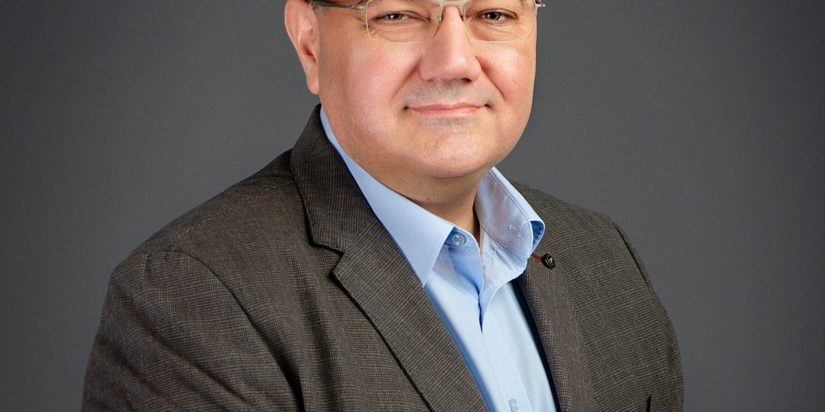 Conflictul din Orientul Mijlociu lovește puternic industria inteligenței artificiale (AI), perturbând atât infrastructura fizică și financiară, cât și accelerând adoptarea AI în domeniul militar