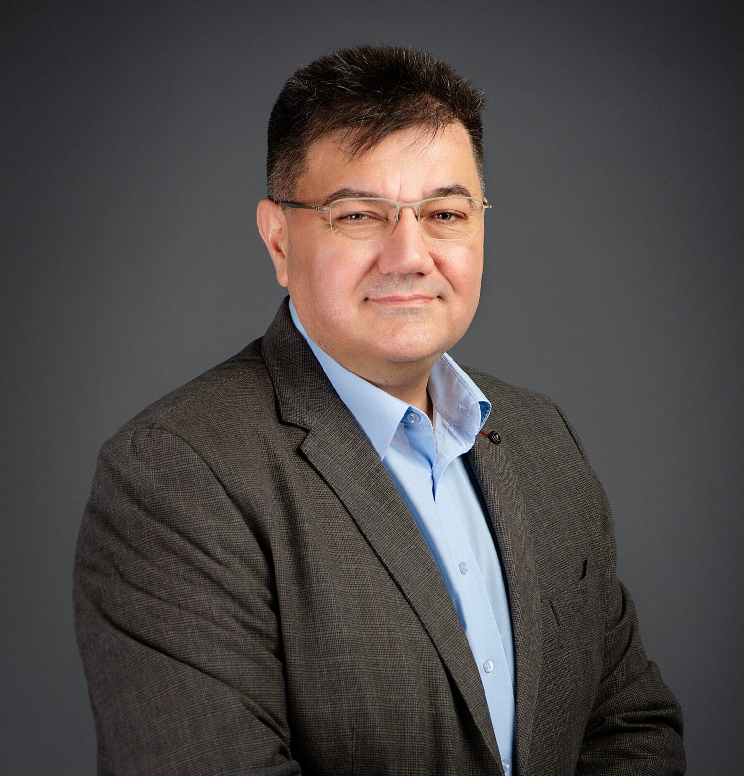 Conflictul din Orientul Mijlociu lovește puternic industria inteligenței artificiale (AI), perturbând atât infrastructura fizică și financiară, cât și accelerând adoptarea AI în domeniul militar