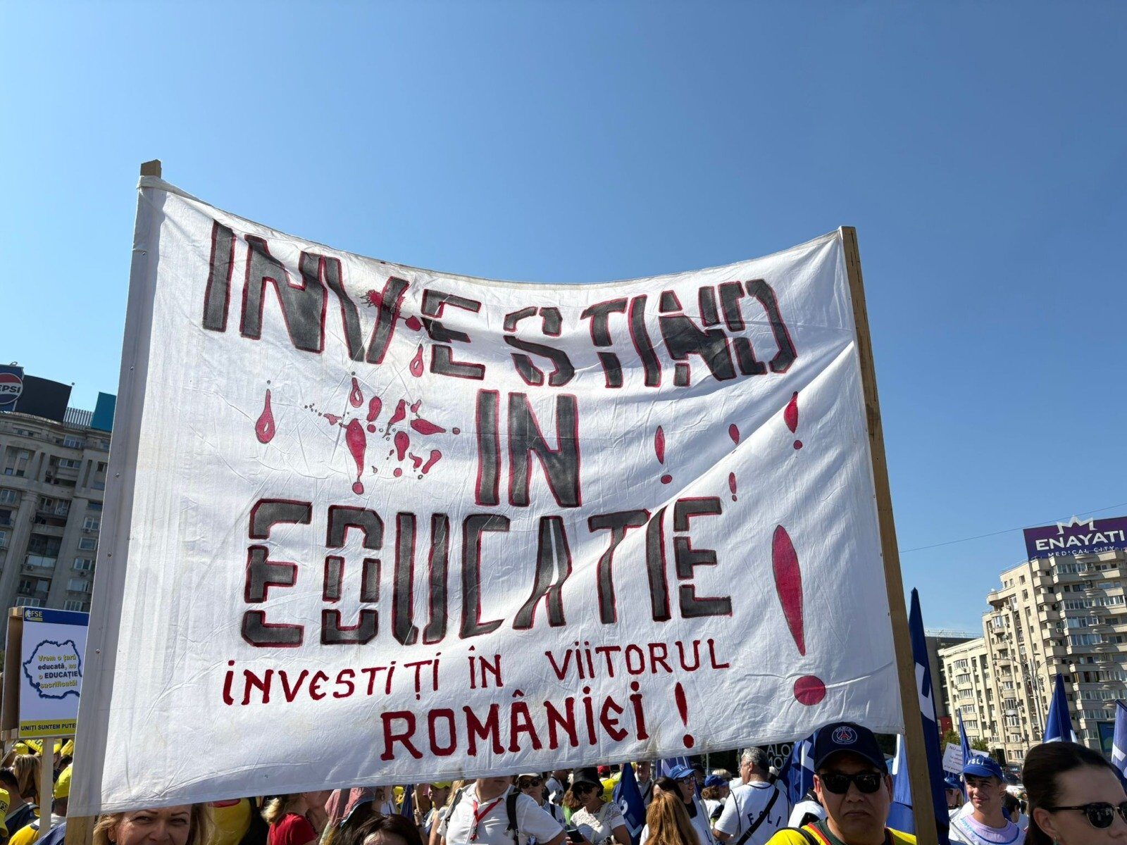 Ministerul Educației începe plata diferențelor salariale pentru profesori București – Ministerul Educației și Cercetării a demarat plata diferențelor salariale și a dobânzilor aferente pentru personalul din învățământul preuniversitar, stabilite prin hotărâri judecătorești