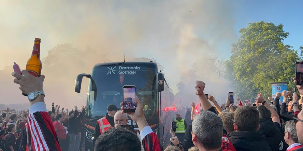 DFB-Pokal: Vorm Halbfinale gegen Bayern: Pyro-Empfang für Leverkusen-Stars | Sport