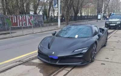 Ferrari parcat ilegal pe linia de tramvai, ridicat de Poliția Locală Sector 1 Un Ferrari SF90 Stradale, un model de lux cu un preț de catalog de peste 500.000 de euro, a fost ridicat miercuri de Poliția Locală Sector 1 din București