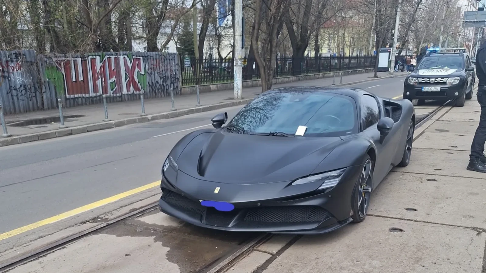 Ferrari parcat ilegal pe linia de tramvai, ridicat de Poliția Locală Sector 1 Un Ferrari SF90 Stradale, un model de lux cu un preț de catalog de peste 500.000 de euro, a fost ridicat miercuri de Poliția Locală Sector 1 din București