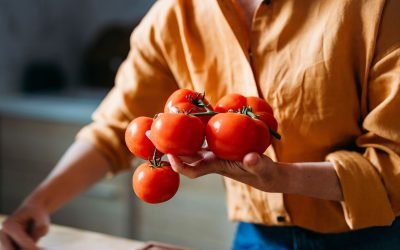 Prețuri „piperate” pentru primele roșii românești: De ce costă o avere pe tarabe Primele roșii românești din 2026 au debutat pe piață, însă prețurile ridicate le transformă într-un produs de lux pentru mulți consumatori