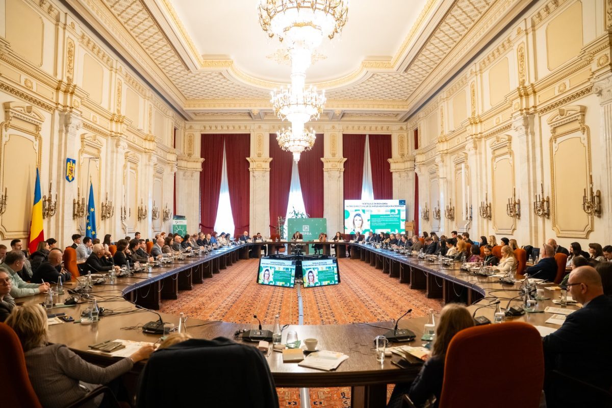 România, sub presiunea UE: Reciclarea textilelor, o urgență ignorată România se confruntă cu o provocare majoră în ceea ce privește gestionarea deșeurilor textile, în contextul în care Uniunea Europeană (UE) impune termene clare pentru colectarea separată și pregătește un sistem de responsabilitate extinsă a producătorilor (EPR)