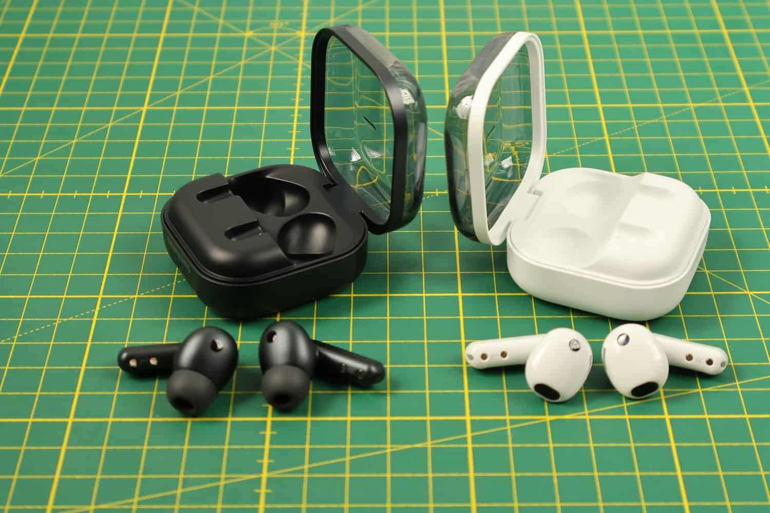 Samsung lansează noile căști Galaxy Buds4 Pro și Buds4, cu design diferit și funcții adaptate preferințelor utilizatorilor Samsung continuă să investească în segmentul căștilor in-ear, lansând concomitent cu seria Galaxy S26, două noi perechi: Galaxy Buds4 Pro și Galaxy Buds4