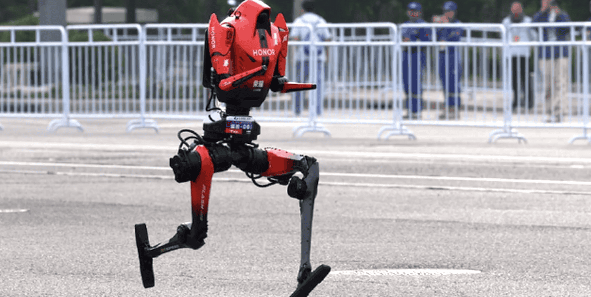 Roboții Umanoizi au uimit la semimaratonul din China: Record Mondial!