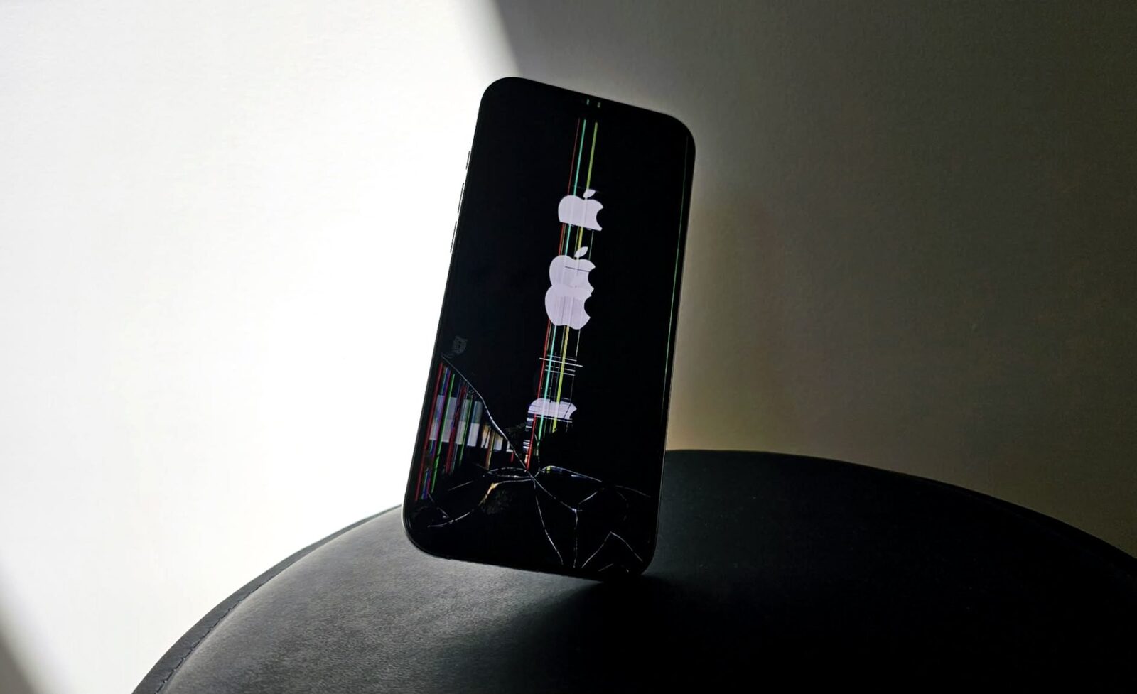Atenție la încărcătoarele publice: Cum să-ți protejezi datele de pe telefon Te gândești de două ori înainte să conectezi telefonul la un încărcător public? Nu ești singurul
