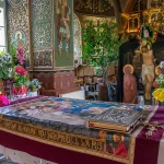 Marea vineri: De ce se trece pe sub masă? Tradiții și superstiții!