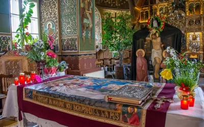 Marea vineri: De ce se trece pe sub masă? Tradiții și superstiții!