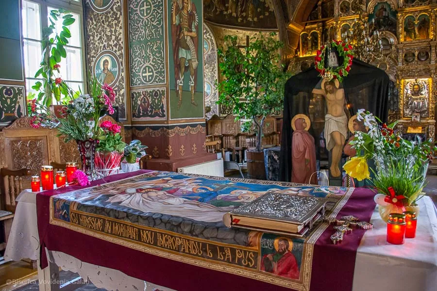 Marea vineri: De ce se trece pe sub masă? Tradiții și superstiții!