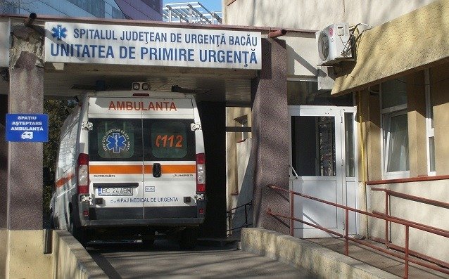 Un medic șef, asistenta șefă și un asistent medical de la Spitalul Județean de Urgență (SJU) Bacău au fost plasați sub control judiciar pentru acuzații de luare de mită și fals intelectual