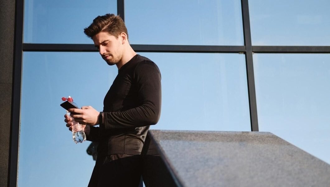 Călătoriile lungi fac parte din viața sportivilor de performanță, dar nu toate momentele departe de casă sunt dedicate antrenamentelor sau competițiilor