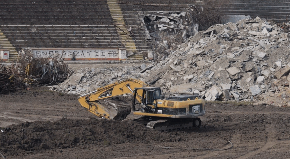 Lucrările de demolare de la Stadionul Dinamo sunt în continuare blocate parțial din cauza unor probleme legate de lojele de la Tribuna Oficială