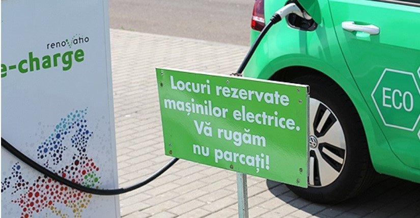 Un proiect USR vizează amendarea șoferilor care parchează pe locurile de încărcare pentru mașinile electrice București – Parcarea abuzivă pe locurile destinate încărcării mașinilor electrice va fi sancționată