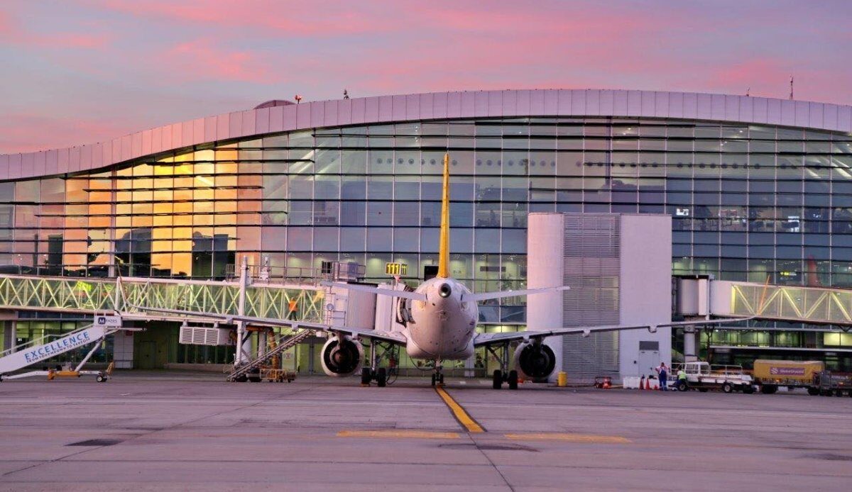 Stații de încărcare ultra-rapidă pentru mașini electrice la Aeroportul Otopeni Compania Națională Aeroporturi București (CNAB) va instala șapte stații de încărcare ultra-rapidă pentru vehicule electrice la Aeroportul Internațional „Henri Coandă”