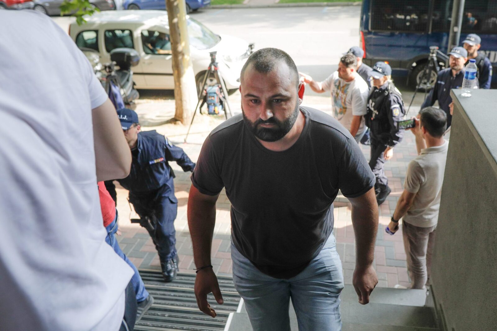 Dosarul „Azilelor Groazei” din Voluntari stagnează: judecata pe fond nu are termen, iar inculpații sunt liberi Gruparea Godei, acuzată de trafic de persoane și constituirea unui grup infracțional organizat în dosarul „Azilelor Groazei” de la Voluntari, nu a ajuns încă în fața instanței