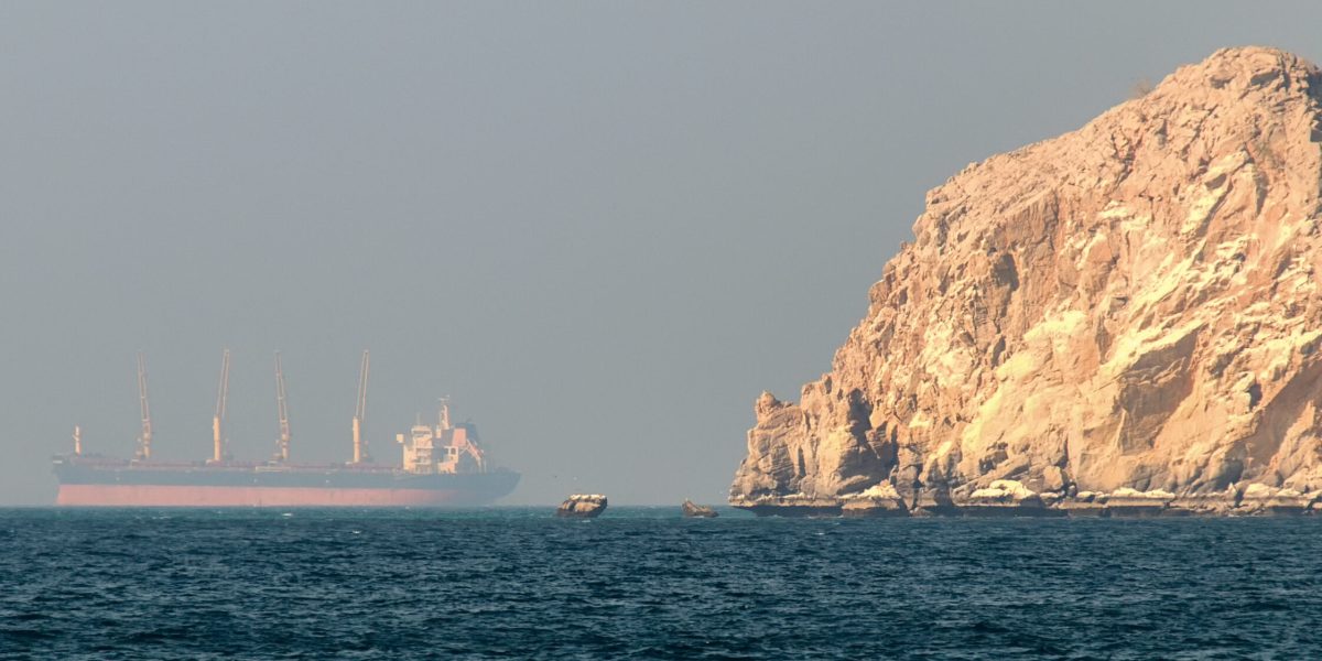 Focuri de armă în Strâmtoarea Ormuz: Nave pe fugă, tensiuni maxime