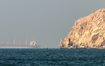 Focuri de armă în Strâmtoarea Ormuz: Nave pe fugă, tensiuni maxime