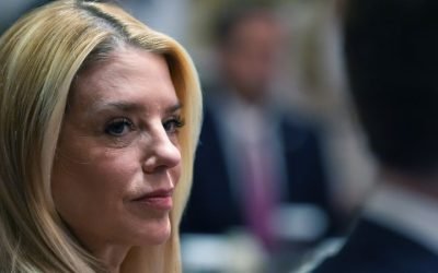 Președintele Donald Trump ia în considerare înlocuirea Procurorului General Pam Bondi cu administratorul EPA, Lee Zeldin, potrivit unor surse familiare cu situația, dezvăluind tensiuni în cadrul administrației legate de gestionarea dosarelor Jeffrey Epstein
