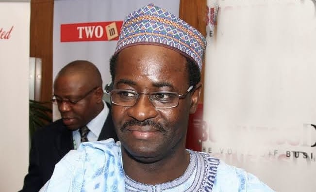 Guvernul federal neagă colapsul economic, dar recunoaște dificultățile Autoritățile de la Abuja susțin că Nigeria nu se confruntă cu un colaps economic, ci trece printr-un proces dificil de ajustare, necesar pentru corectarea problemelor structurale vechi