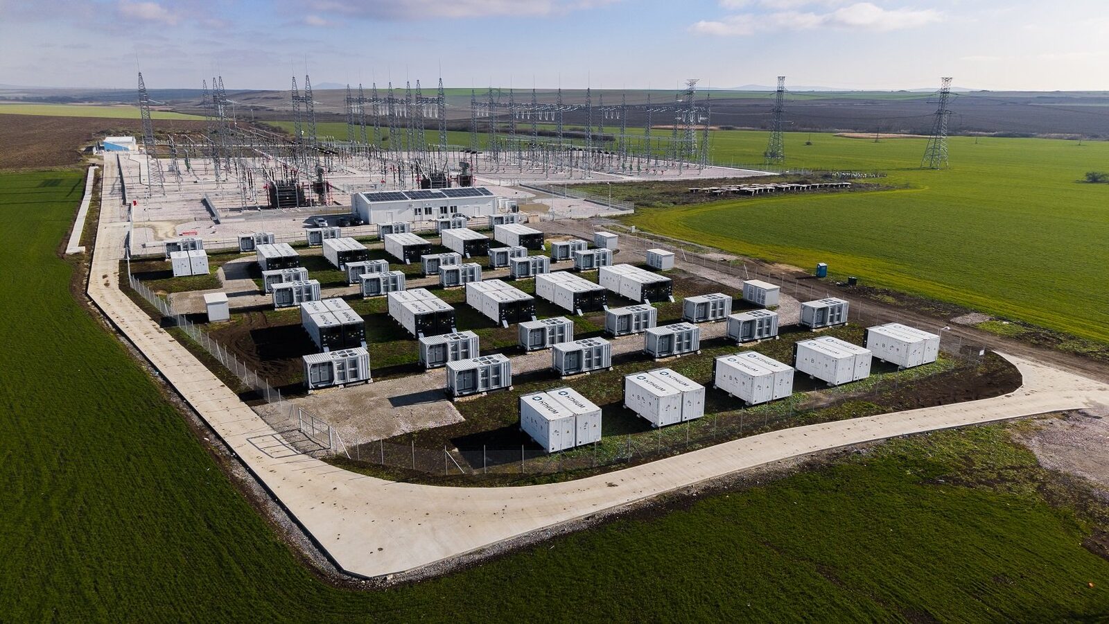 Renalfa Power Clusters, o societate mixtă nou înființată, a finalizat achiziția a două proiecte majore de energie regenerabilă în România, amplasate în județul Arad: centrala fotovoltaică Horia 2 (365 MWp) și un sistem autonom de stocare a energiei BESS (400 MW/800 MWh)