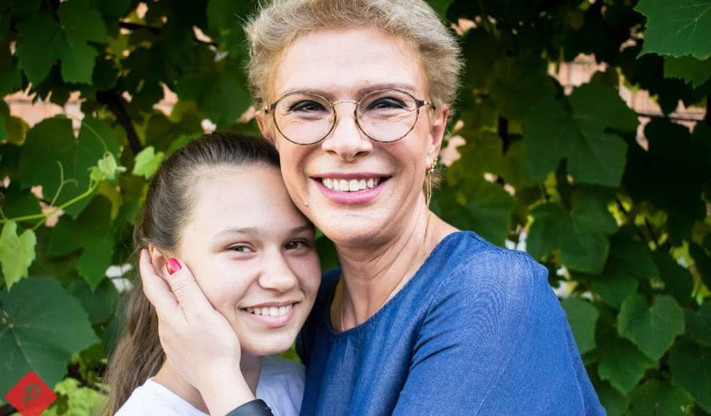 Fiica adoptivă a lui Teo Trandafir, Maia, alege discreția în locul celebrității Maia, fiica adoptivă a cunoscutei prezentatoare TV Teo Trandafir, alege să trăiască o viață departe de ochii publicului, în ciuda faptului că mama sa este una dintre cele mai mediatizate personalități din România