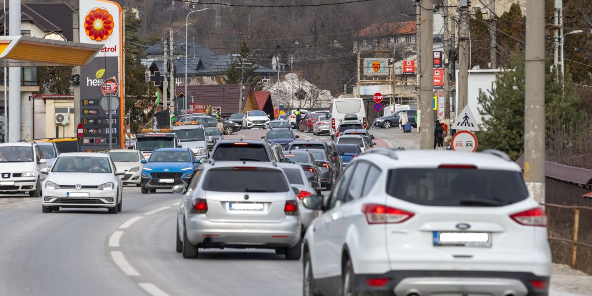 Blocaj infernal pe Valea Prahovei: DN 1 și DN 7, paralizate. Poliția recomandă rute ocolitoare