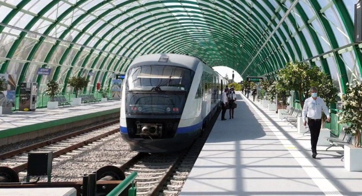 Un tren privat spre Aeroportul Otopeni a fost trimis pe un traseu greșit din Gara de Nord din București, în toamna anului trecut, din cauza unei erori umane și a unor nereguli ulterioare, conform unui raport al Agenției de Investigare Feroviară Română (AGIFER)