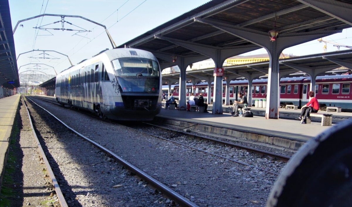 Mai multe trenuri spre și dinspre București au acumulat întârzieri pe fondul unei probleme tehnice