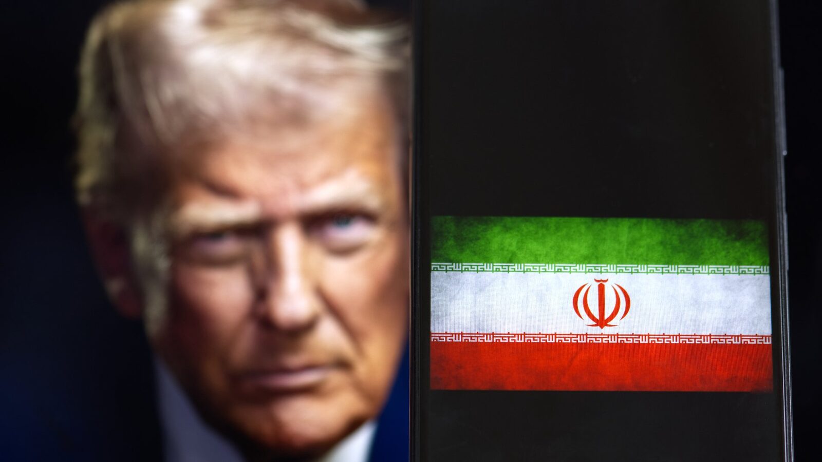 Trump amenință cu atacuri asupra infrastructurii civile iraniene WASHINGTON – Fostul președinte american, DONALD Trump, a avertizat joi că Statele Unite ar putea continua să atace infrastructura civilă din Iran, inclusiv poduri și centrale electrice