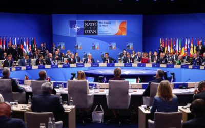 Trump își bate joc din nou de NATO, dar americanii o plac