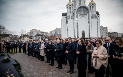 Oficiali europeni comemorează victimele masacrului de la Bucea, la patru ani de la ororile războiului Miniștrii de externe din Germania, Italia, Polonia, România, Irlanda, Suedia, Bulgaria și statele baltice, alături de șefa diplomației europene, au participat la o ceremonie de comemorare a victimelor masacrului de la Bucea, la patru ani de la descoperirea crimelor de război
