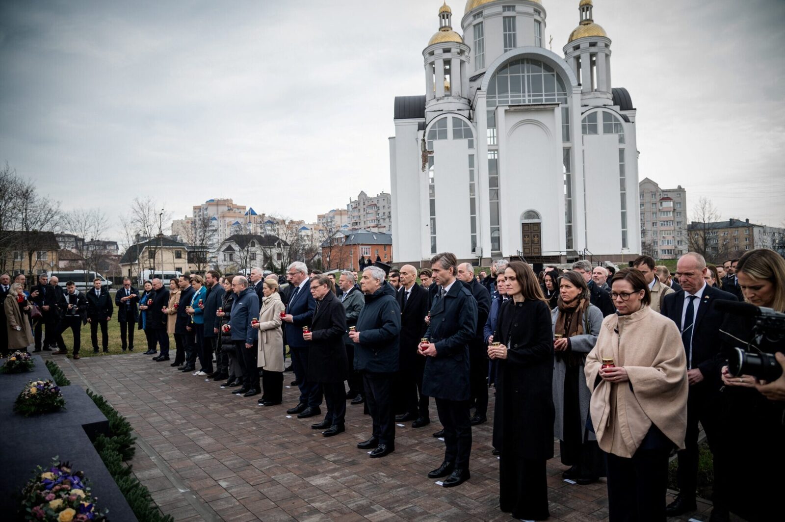 Oficiali europeni comemorează victimele masacrului de la Bucea, la patru ani de la ororile războiului Miniștrii de externe din Germania, Italia, Polonia, România, Irlanda, Suedia, Bulgaria și statele baltice, alături de șefa diplomației europene, au participat la o ceremonie de comemorare a victimelor masacrului de la Bucea, la patru ani de la descoperirea crimelor de război