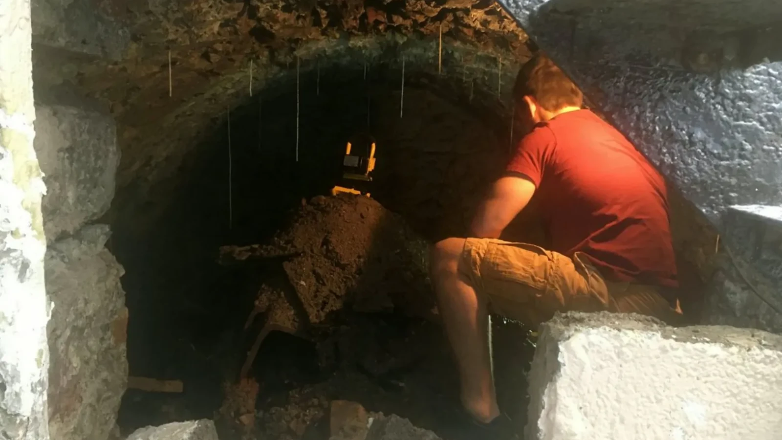 Bărbat din România, șocat: A găsit „poarta spre trecut” în timpul renovării