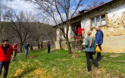 Un bătrân din munții Buzăului, izolat la 12 kilometri de civilizație, a primit ajutor de Paște din partea unei echipe de voluntari