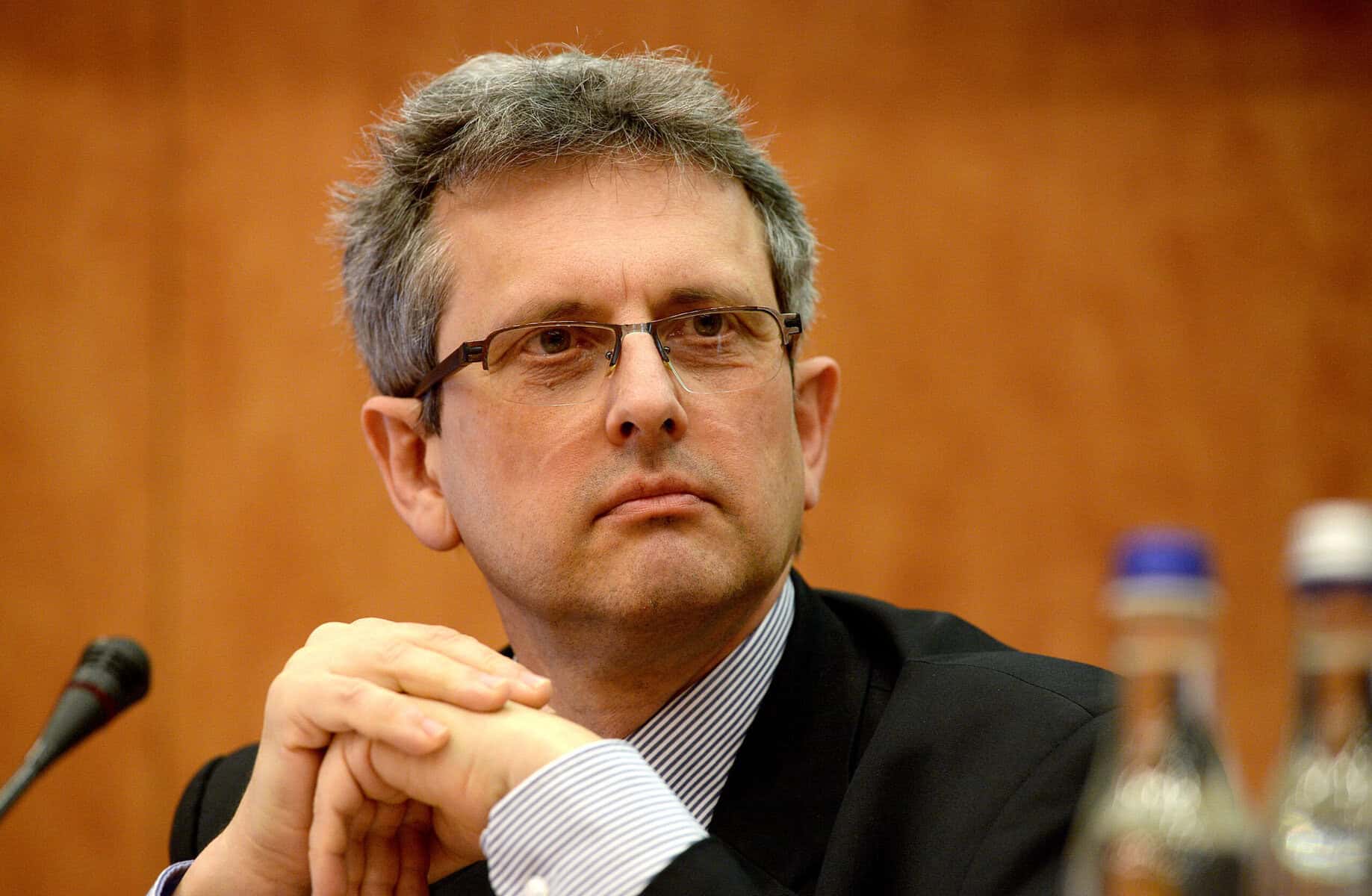 Economia, un domeniu adesea perceput ca fiind greu de înțeles de către publicul larg, poate fi explicată mult mai ușor prin intermediul unor metafore și analogii din viața de zi cu zi