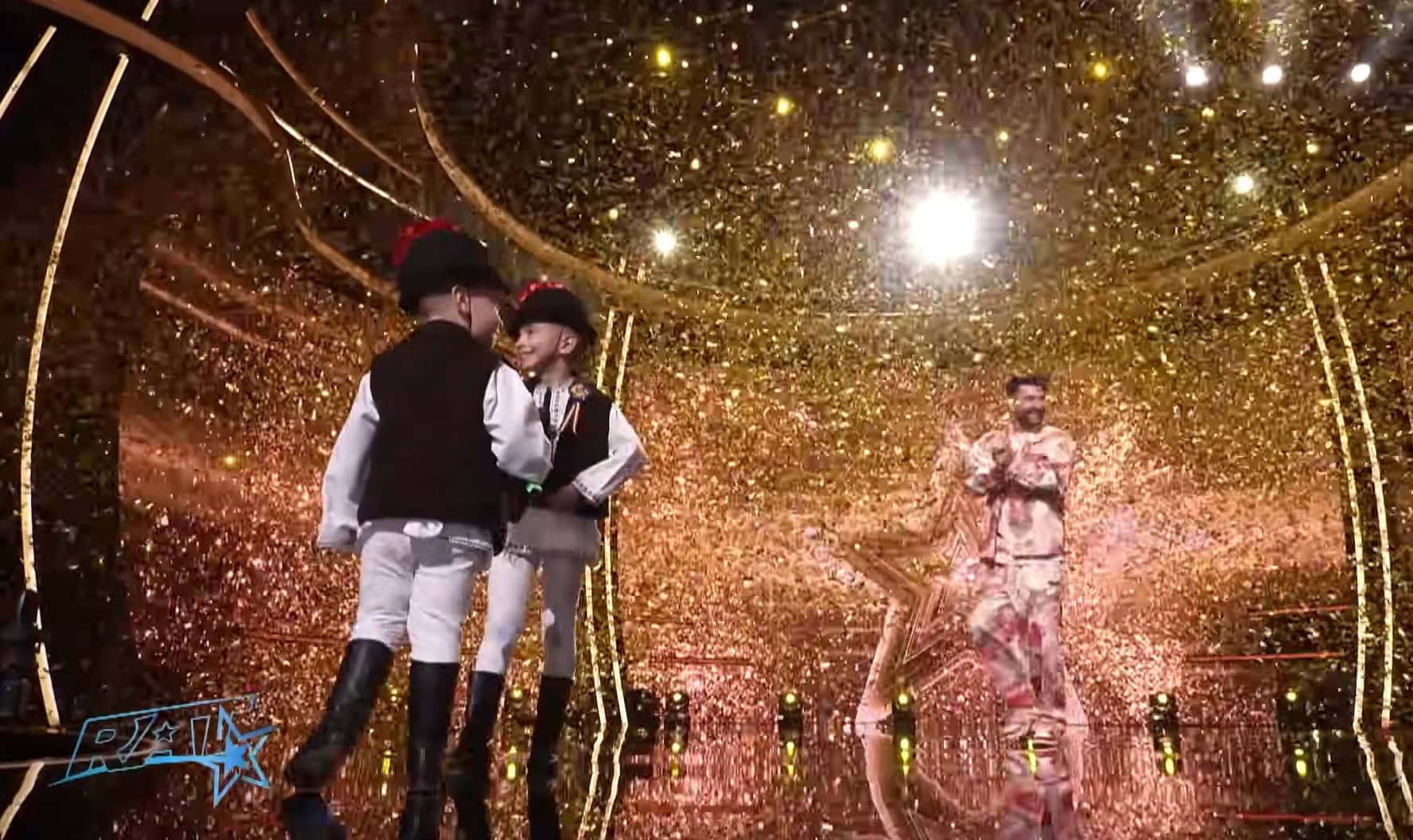 VIDEO: Golden Buzz la ”Românii au talent” pentru Eric și Eduard, doi frați din Alba. Copiii au impresionat printr-un dans popular