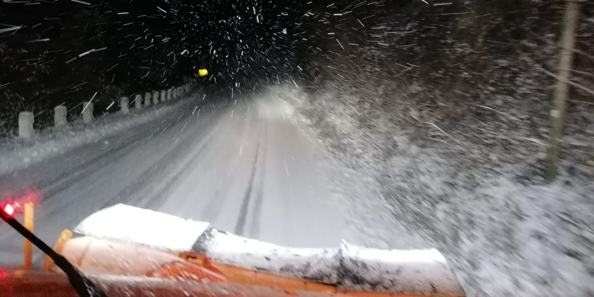 Zăpadă pe șoselele din Vâlcea: DN7A, blocat. Utilajele intervin!