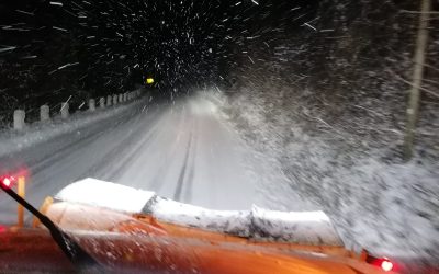 Zăpadă pe șoselele din Vâlcea: DN7A, blocat. Utilajele intervin!