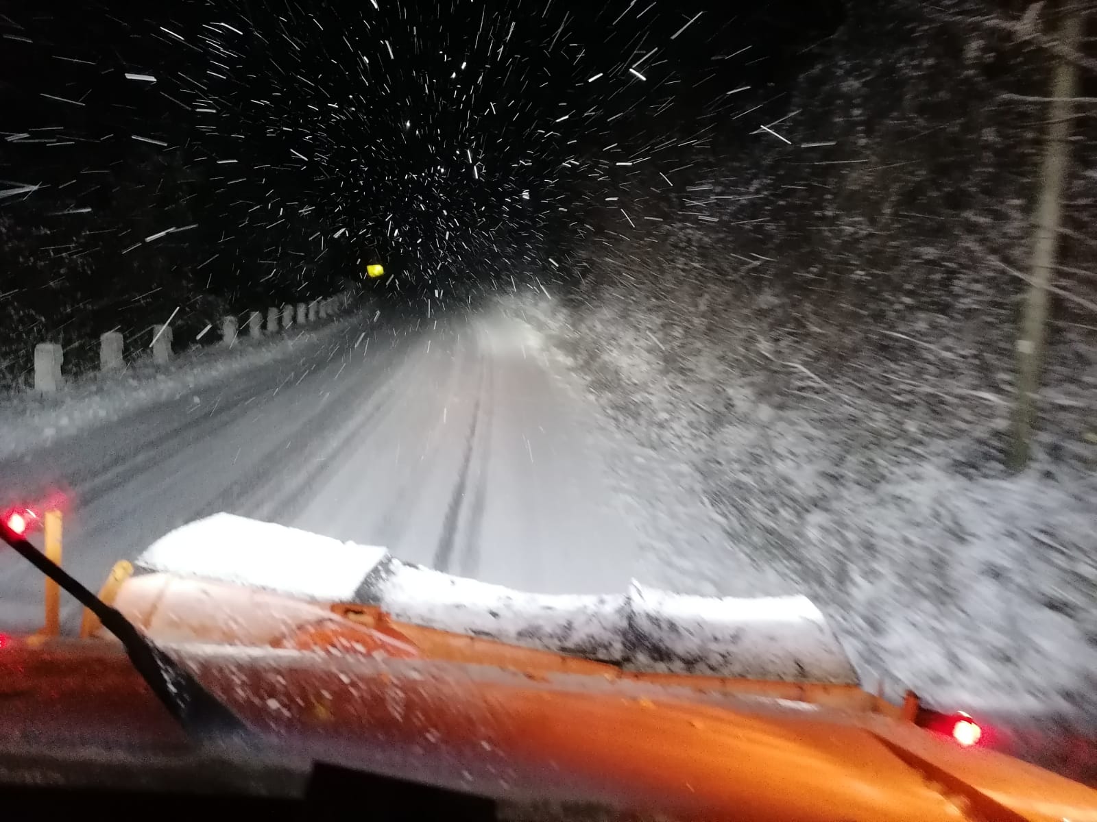 Zăpadă pe șoselele din Vâlcea: DN7A, blocat. Utilajele intervin!