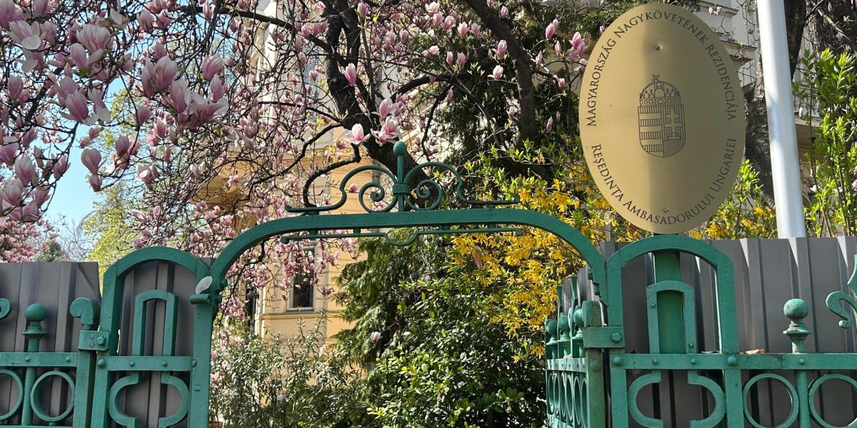 Înfrângerea lui Viktor Orban, văzută din inima capitalei: Reacții la Ambasada Ungariei din București