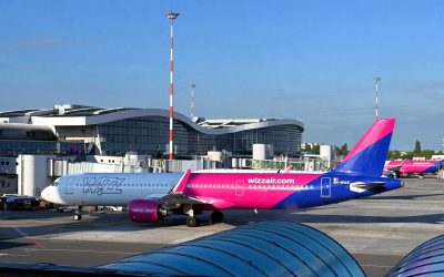 Wizz Air introduce un sistem de comenzi prin Bluetooth pentru pasageri Compania aeriană Wizz Air implementează un sistem inovator prin care pasagerii vor putea comanda produse și servicii direct de pe telefonul mobil, folosind tehnologia Bluetooth
