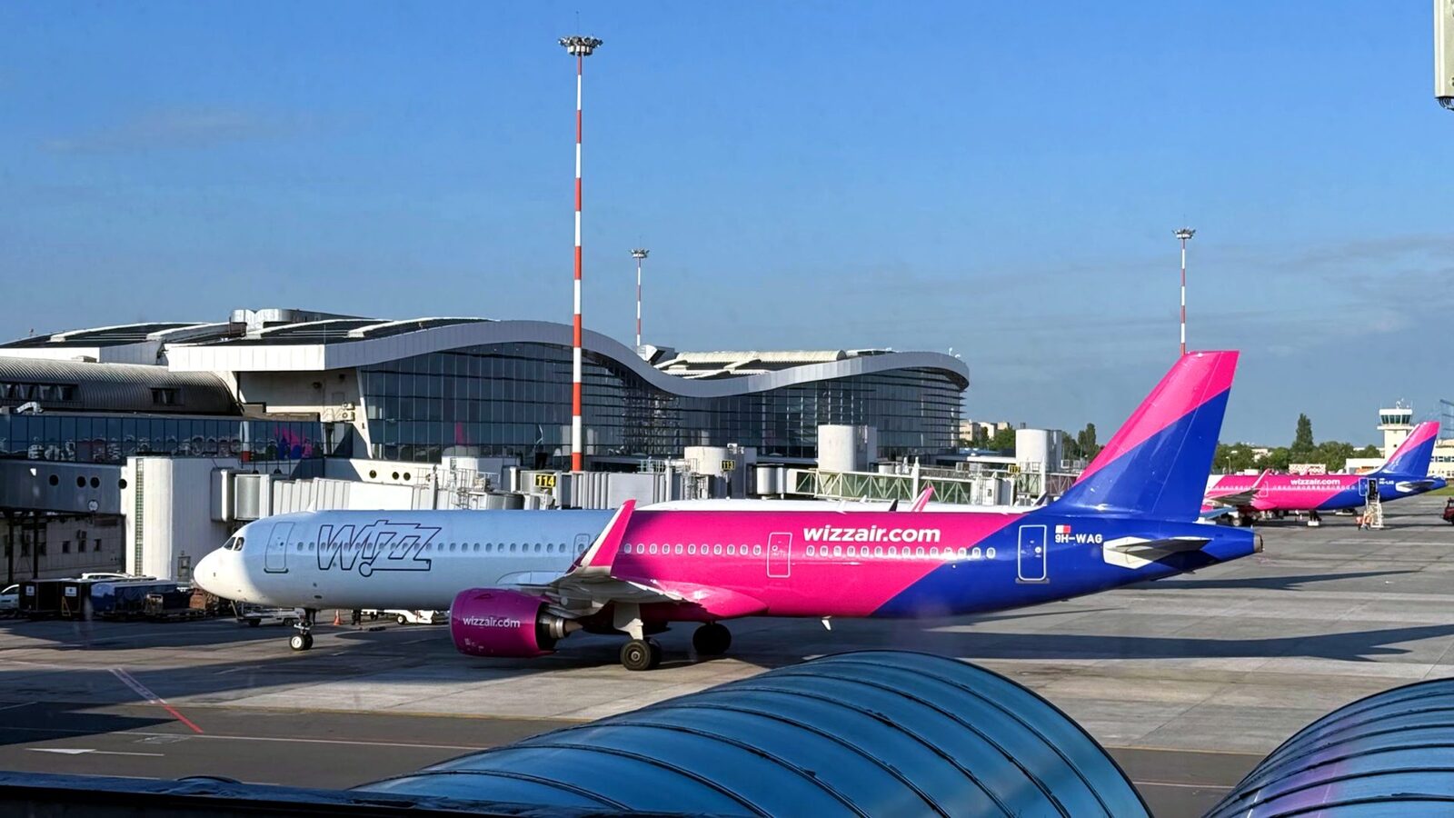 Wizz Air introduce un sistem de comenzi prin Bluetooth pentru pasageri Compania aeriană Wizz Air implementează un sistem inovator prin care pasagerii vor putea comanda produse și servicii direct de pe telefonul mobil, folosind tehnologia Bluetooth